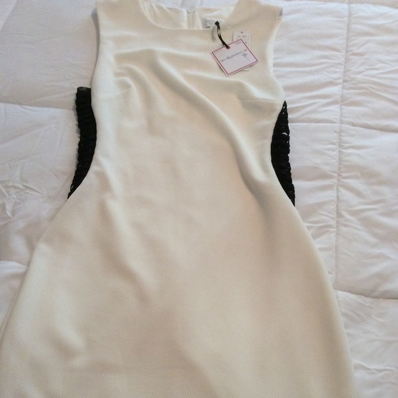 Bisou Bisou White Dress w/black Side Detail - Picture 1 of 4
